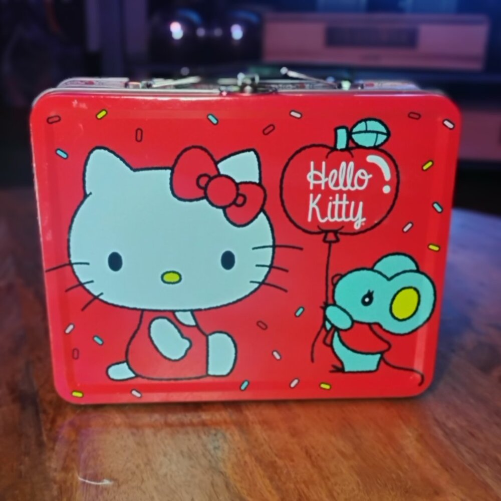 Hello Kitty 😺 Tin Lunch Box